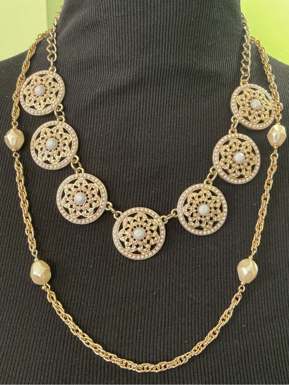 Vintage 2-piece Gold-Tone Medallion Layered Necklace and Pearl